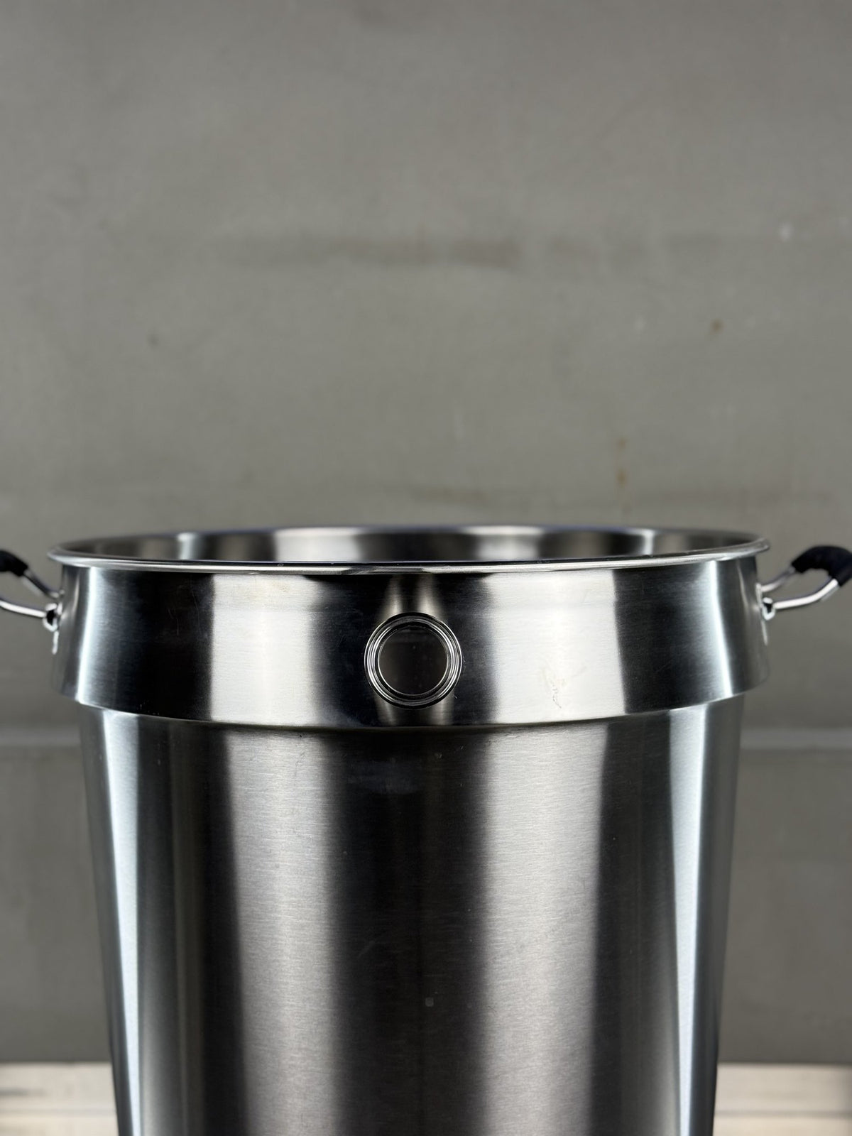 K80 Malt Pipe — close-up of the top ring with the 1.5" Tri-Clamp port and silicone handles