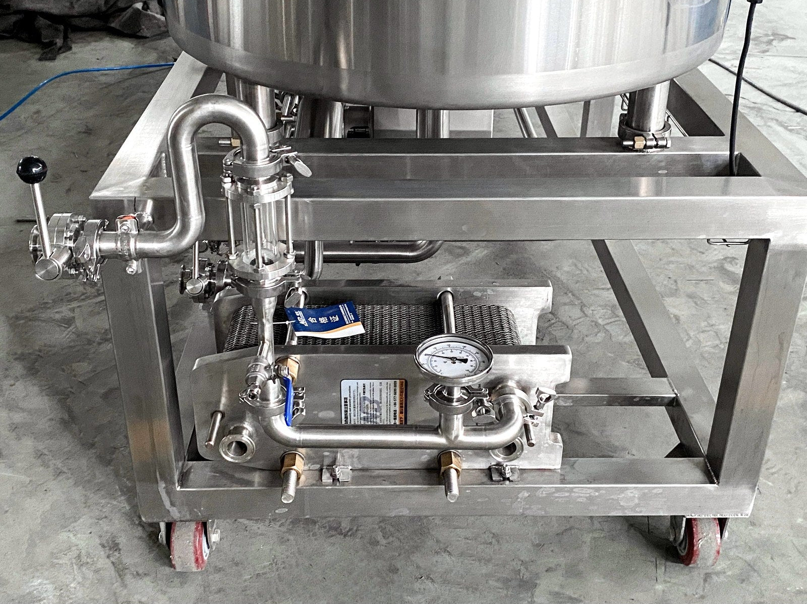 Wort pump and pressure gauge mounted under the kettle of the BrewTaurus PRO 200L brewhouse