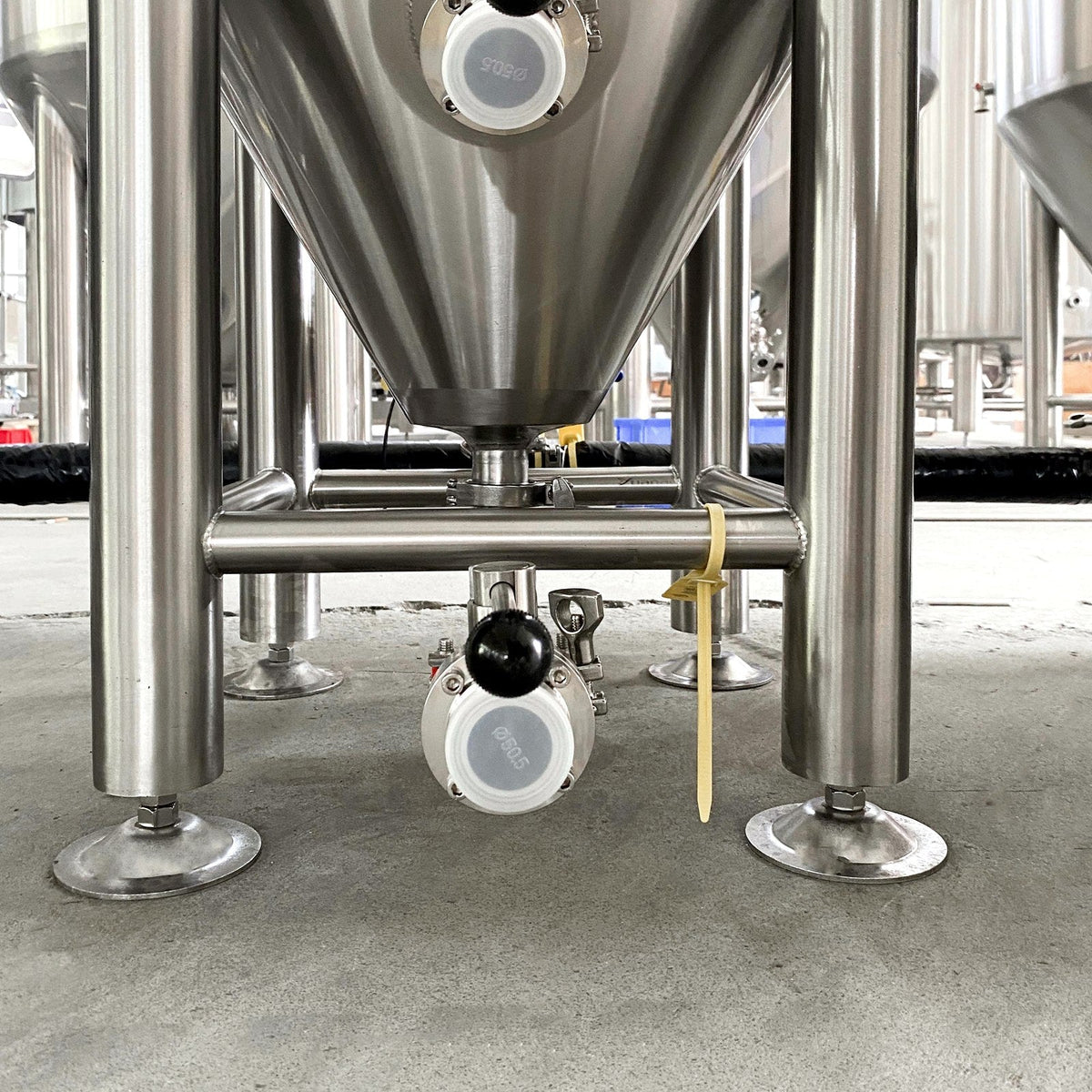 Cone bottom, racking arm and butterfly outlet valve of the BrewTaurus PRO 100L fermenter