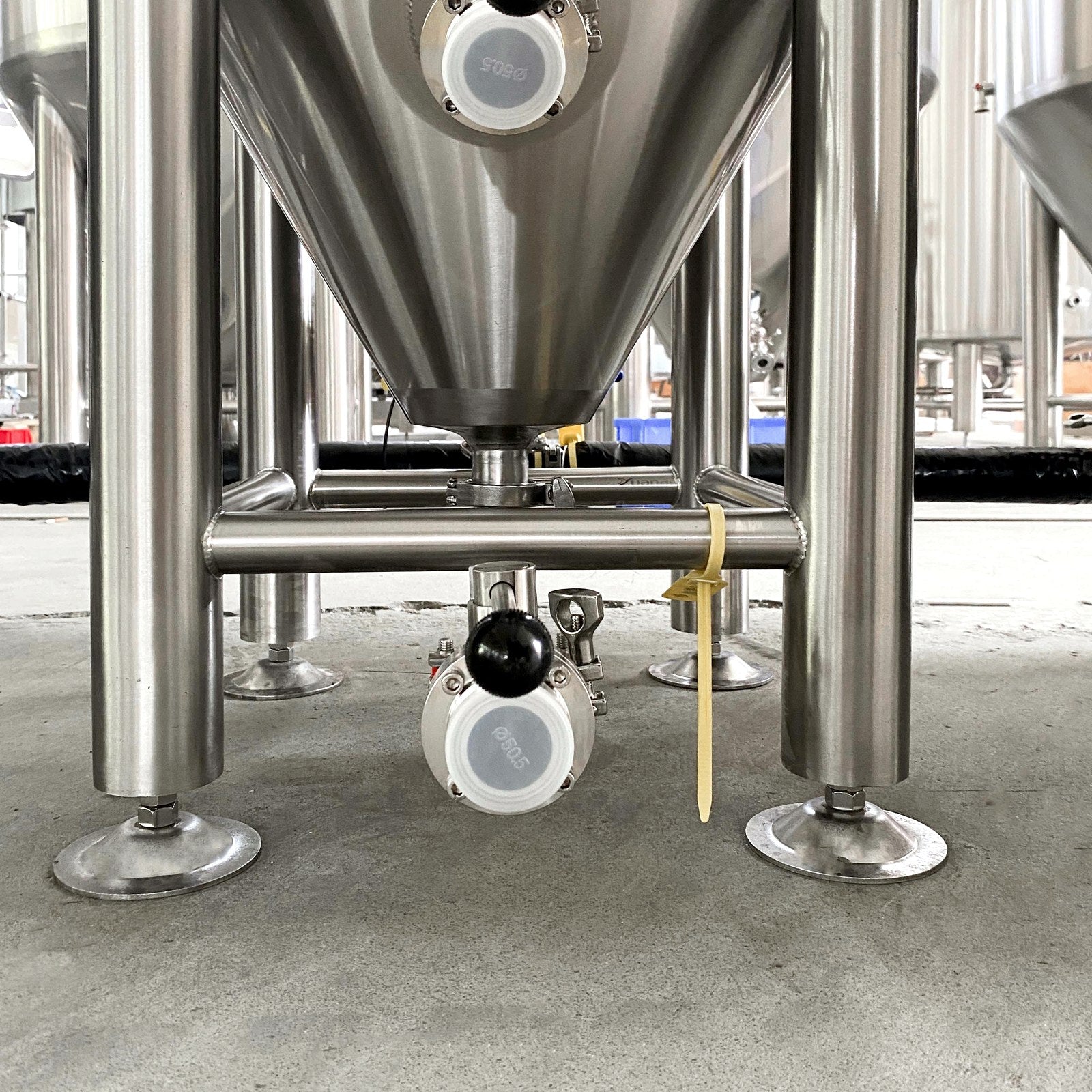 Cone bottom, racking arm and butterfly outlet valve of the BrewTaurus PRO 100L fermenter