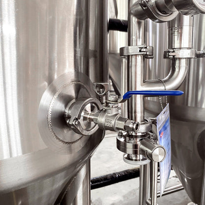 Rotating racking arm with butterfly valve on the BrewTaurus PRO 100L fermenter
