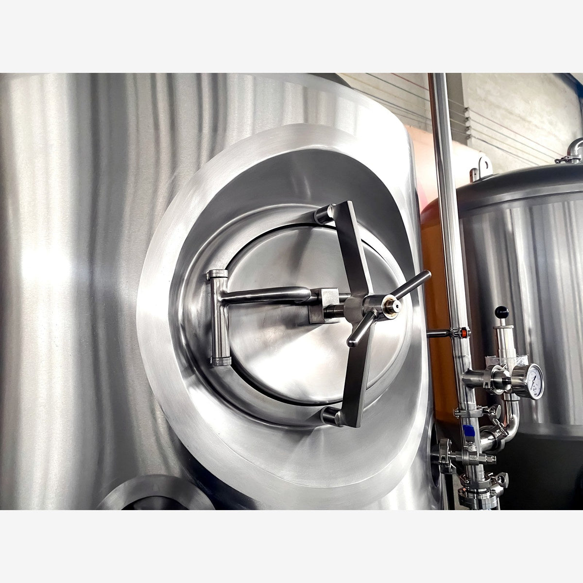 Top manway with clamp handles on the BrewTaurus PRO 500L conical fermenter