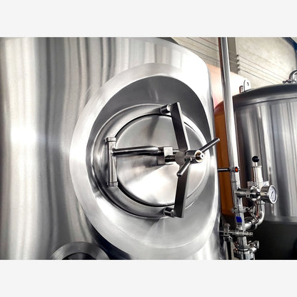 Top manway with clamp handles on the BrewTaurus PRO 500L conical fermenter