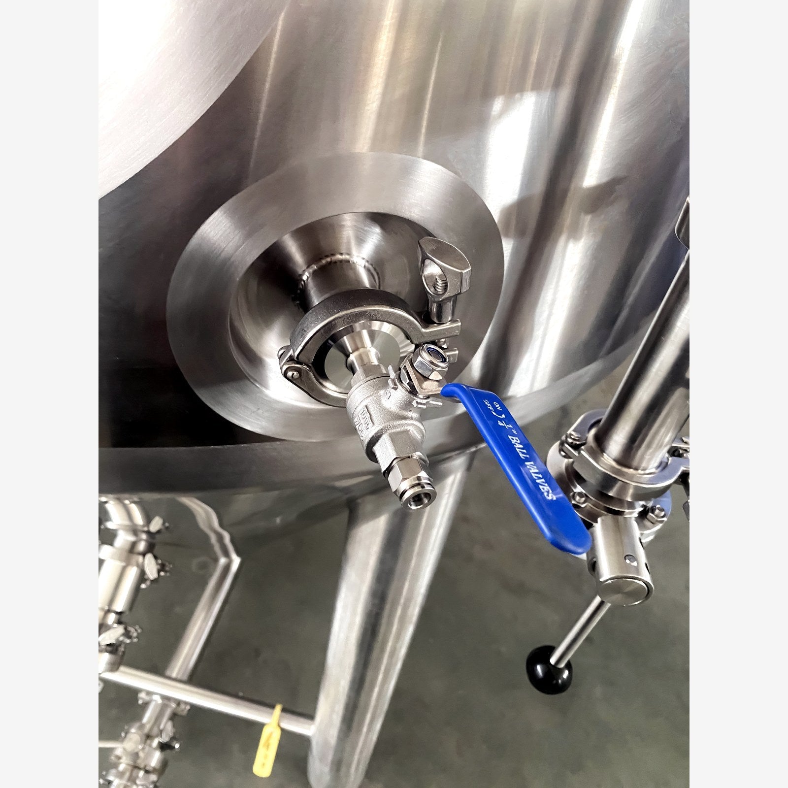 Bottom cone outlet with sanitary butterfly valve on the BrewTaurus PRO 500L fermenter