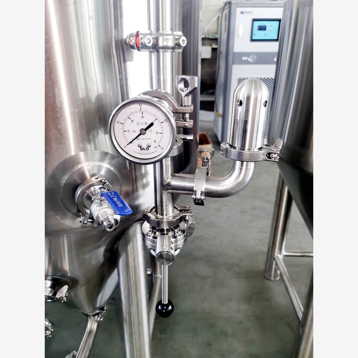 Pressure gauge and sanitary fittings on the BrewTaurus PRO conical fermenter
