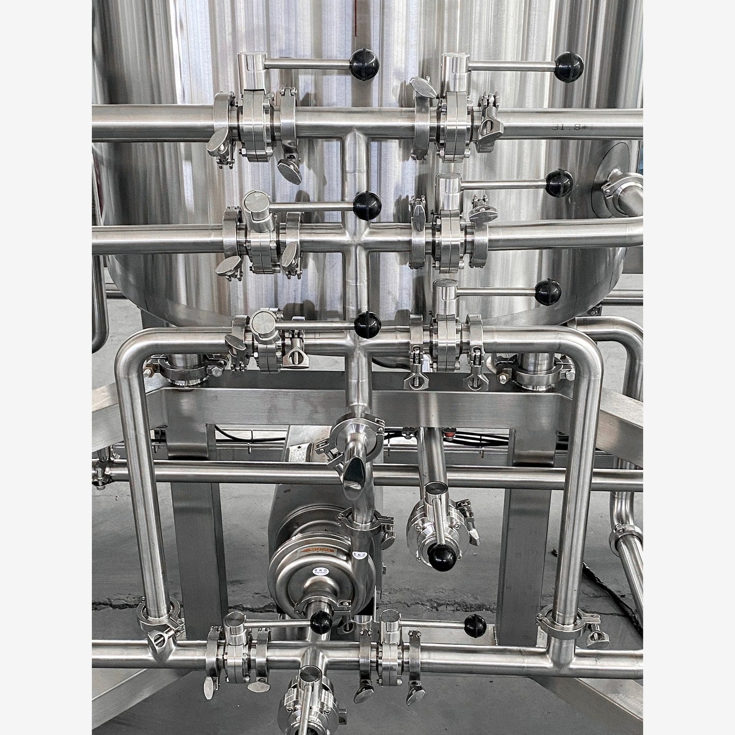 Sanitary valve manifold and piping of the BrewTaurus PRO 150L brewhouse