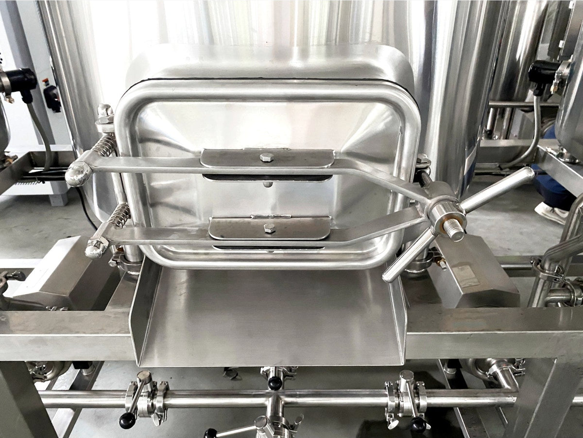 Rectangular manway lid with clamp handles on the BrewTaurus PRO 200L kettle