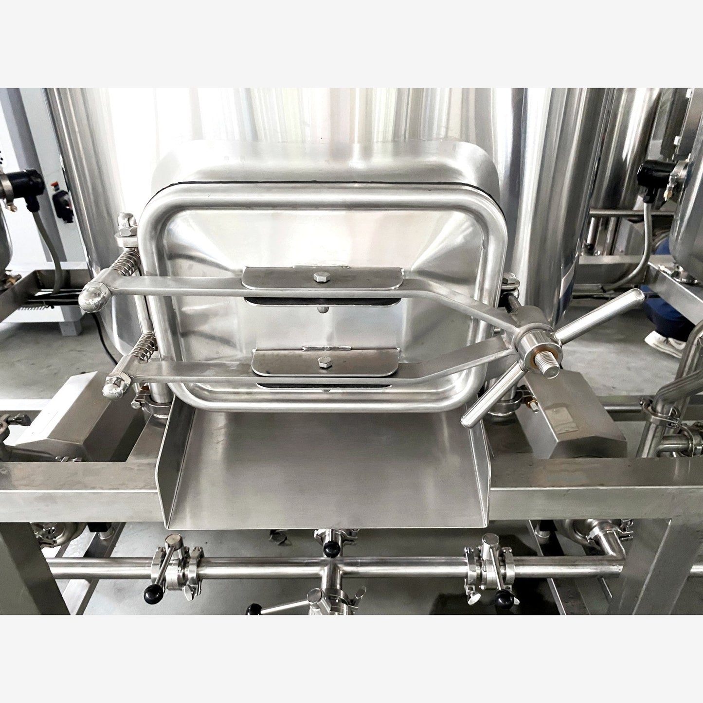 Rectangular manway lid with clamp handles on the BrewTaurus PRO 250L kettle