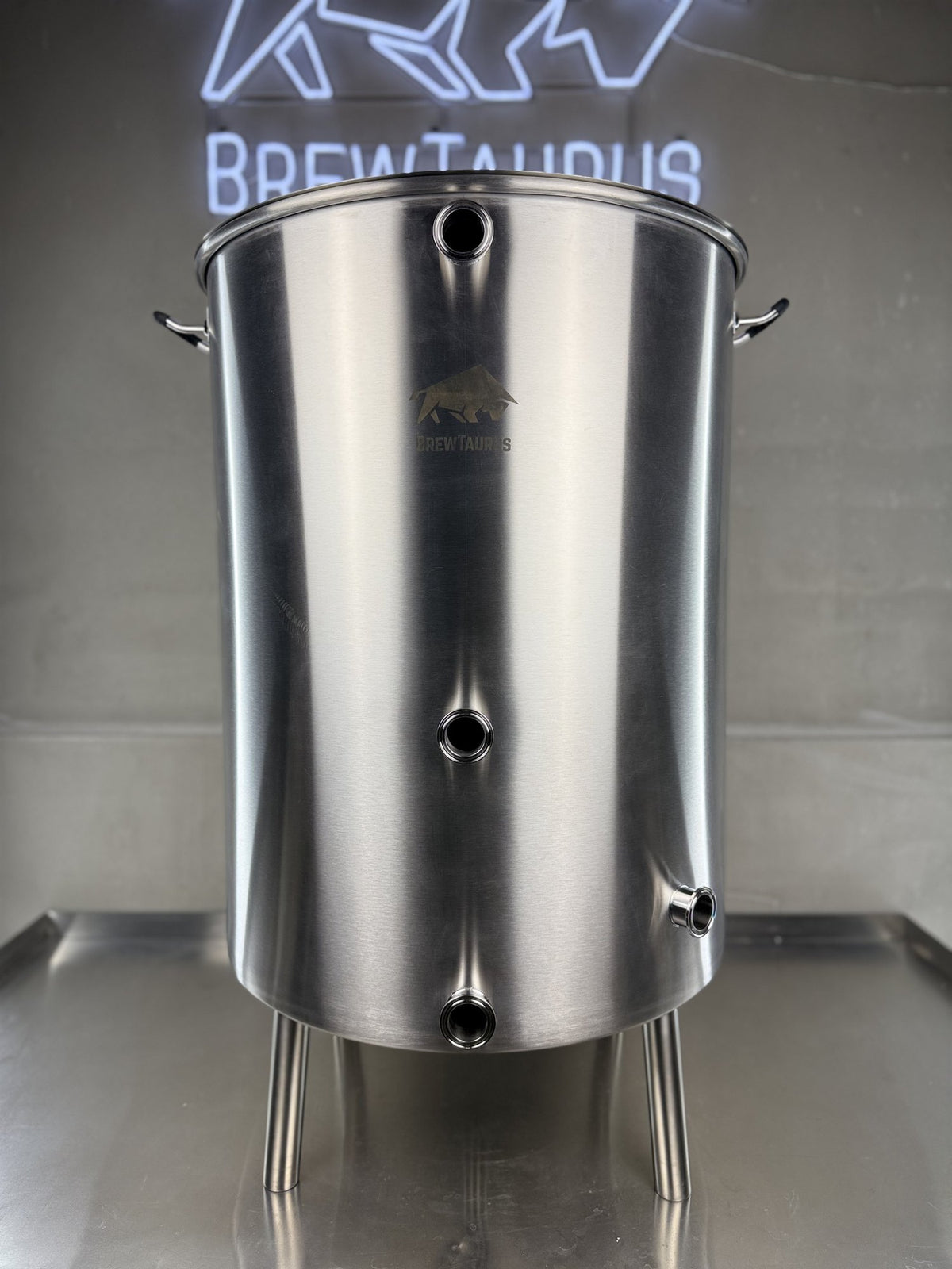 BrewTaurus K220 Boil Kettle — 225 L 304 stainless kettle with 1.5" Tri-Clamp front ports and whirlpool port