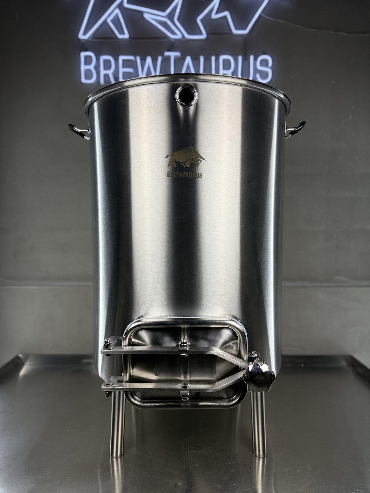 BrewTaurus K220 Mash Tun — 225 L 304 stainless mash tun with 200 × 280 mm grain door