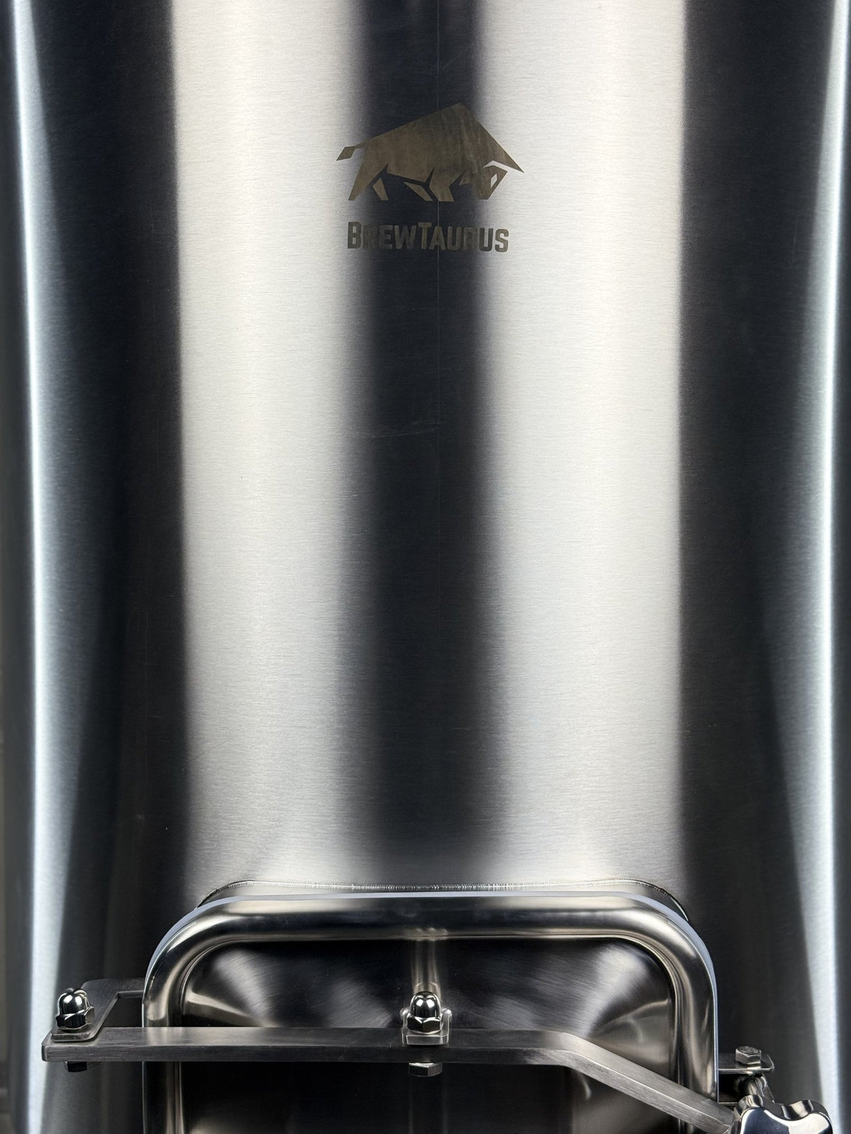 K220 Mash Tun — close-up of the gasketed grain door and the crossbar with a hand knob