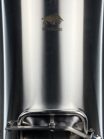 K220 Mash Tun — close-up of the gasketed grain door and the crossbar with a hand knob