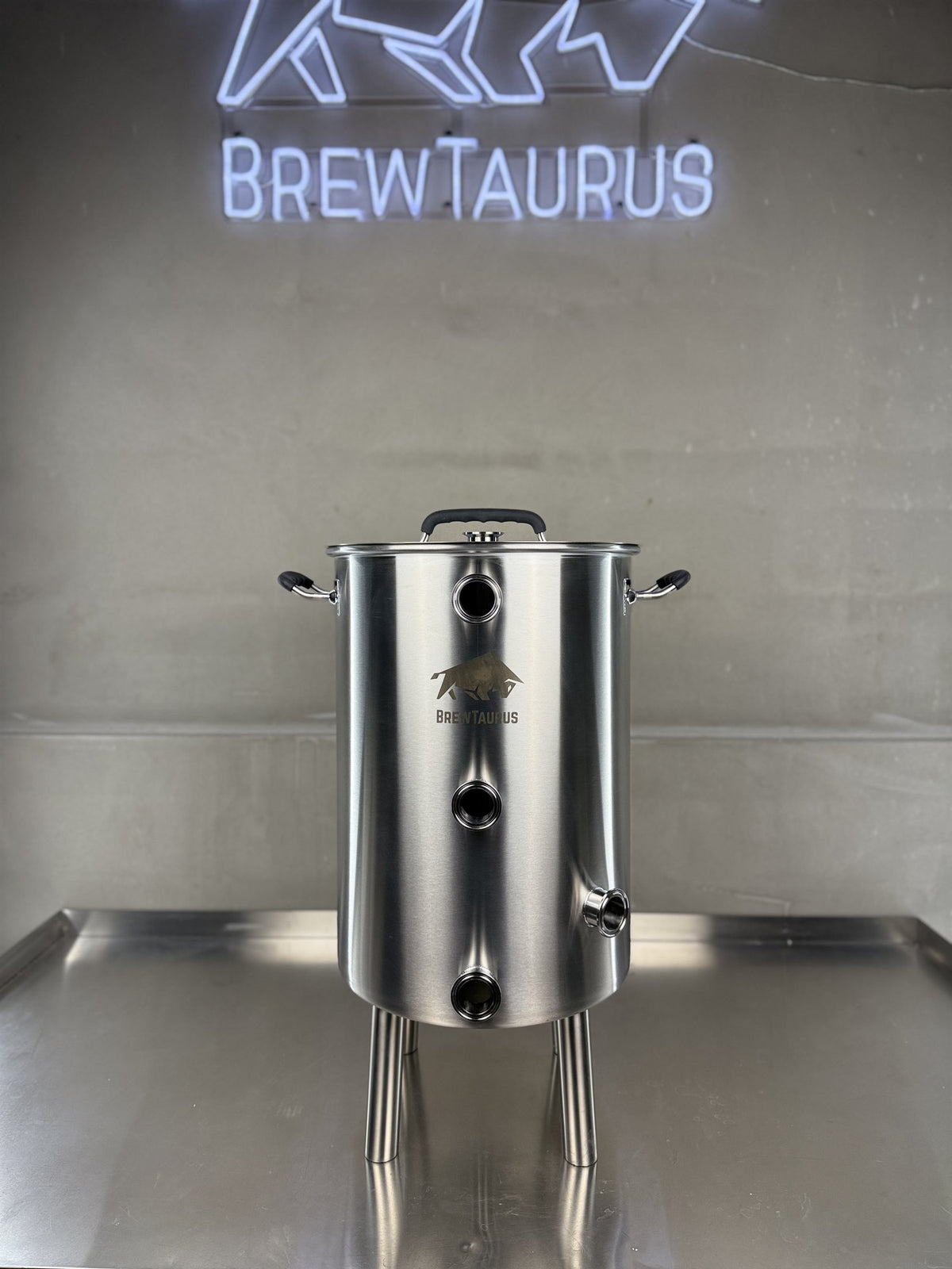 BrewTaurus K40 Boil Kettle — 48.1 L 304 stainless kettle with lid, 1.5" Tri-Clamp front ports and whirlpool port