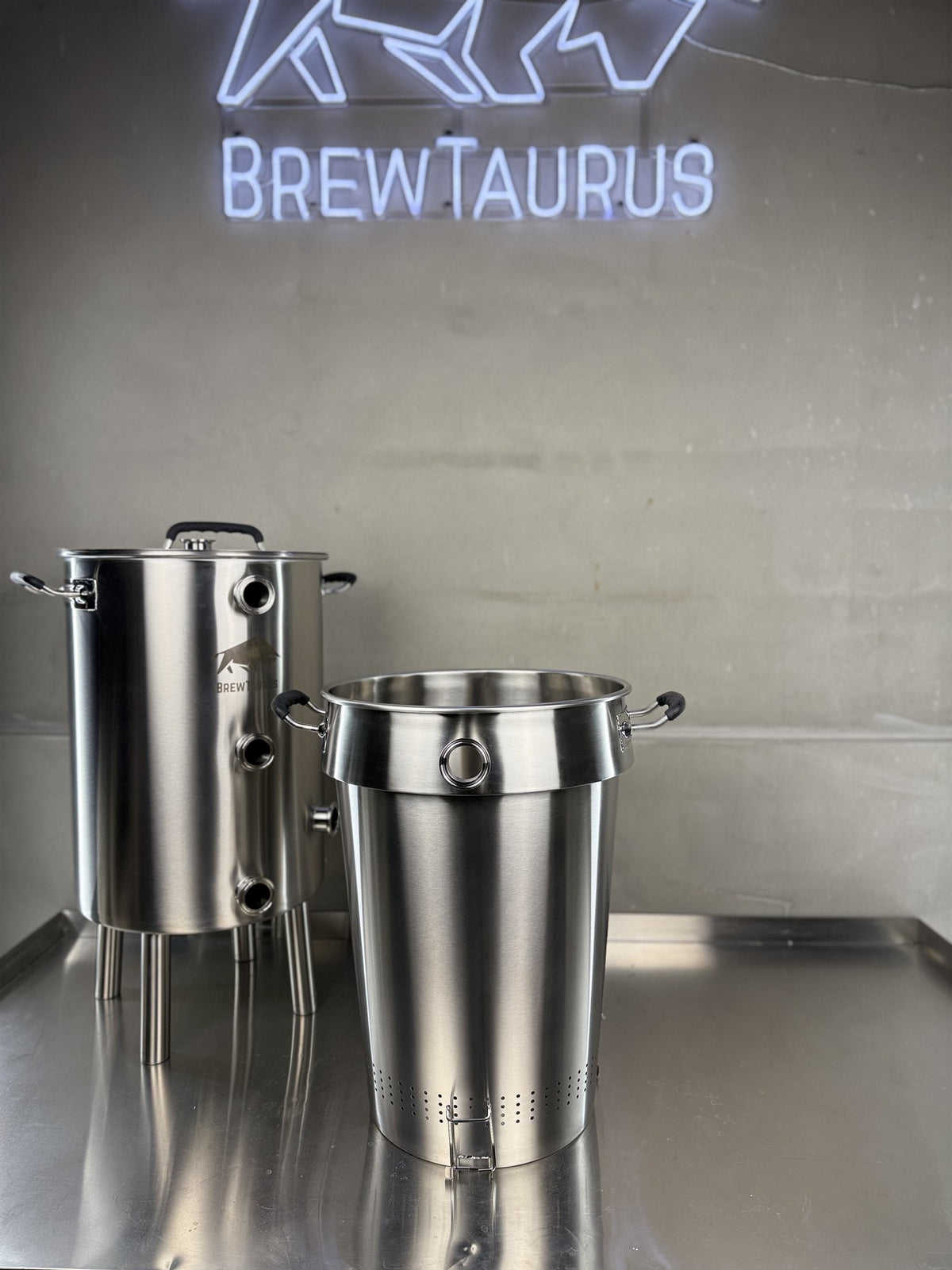 K40 Boil Kettle and K40 Malt Pipe side by side — the 31 L perforated stainless grain basket next to the 48.1 L kettle