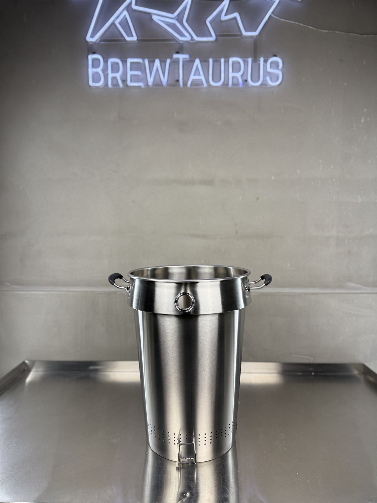 BrewTaurus K40 Malt Pipe — 31 L stainless grain basket, Ø375 × 504 mm, with 1.5" Tri-Clamp port and silicone handles