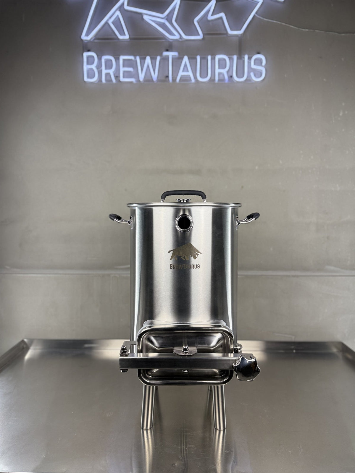 BrewTaurus K40 Mash Tun — 48.1 L 304 stainless mash tun with lid and 150 × 250 mm grain door