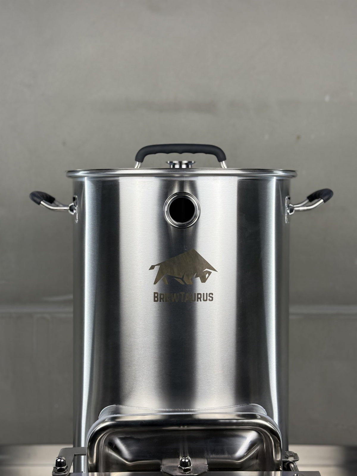 K40 Mash Tun — close-up of the gasketed grain door locked by a crossbar with a hand knob