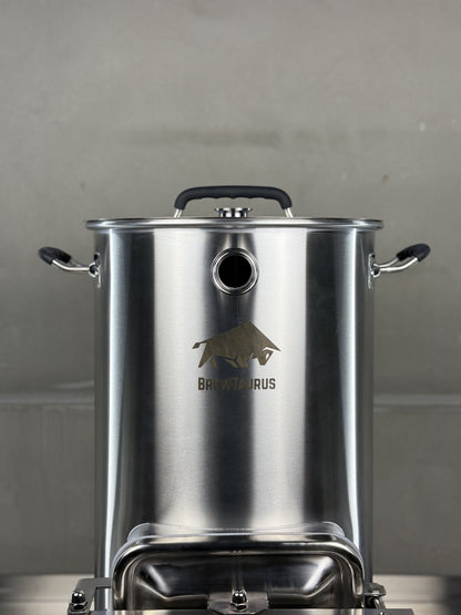 K40 Mash Tun — close-up of the gasketed grain door locked by a crossbar with a hand knob