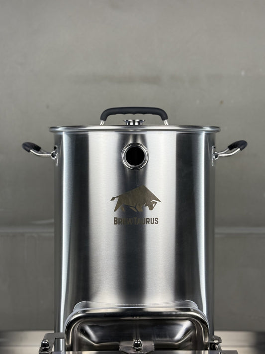 K40 Mash Tun — close-up of the gasketed grain door locked by a crossbar with a hand knob
